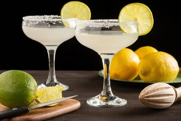 Close Two Glasses Margarita Cocktail Dark Wooden Table Limes Lemons — Stock Photo, Image