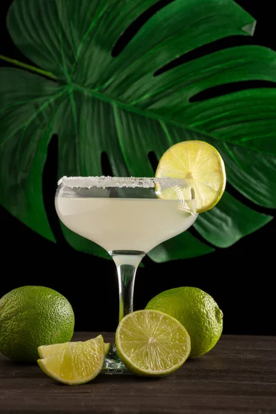 Blick Auf Limetten Und Margarita Cocktail Selektiver Fokus Auf Holztisch — Stockfoto