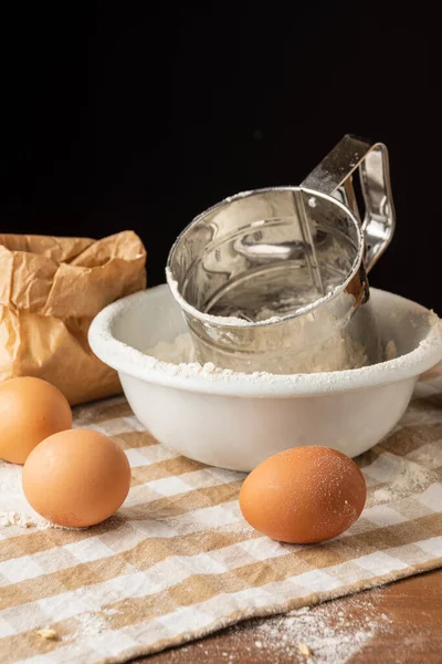 Top View Sieve White Bowl Flour Wooden Table Eggs Selective — Stockfoto