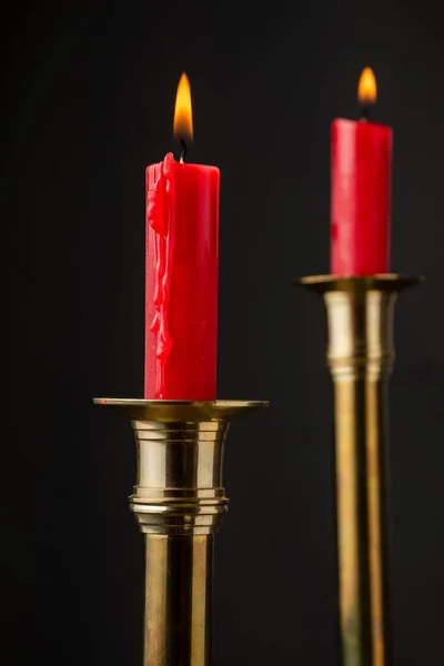 Primo Piano Due Candele Rosse Accese Candelabro Dorato Con Messa — Foto Stock