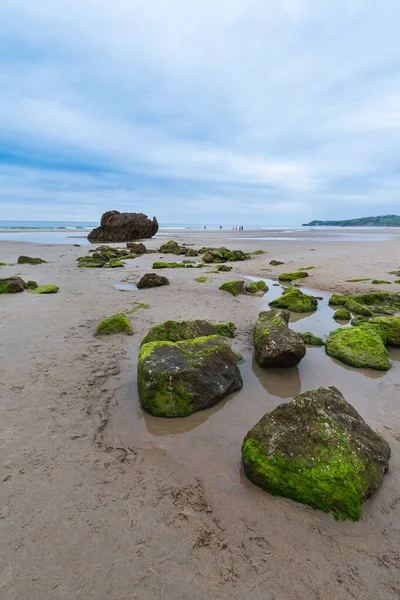 Úhlový Pohled Skály Odlivu Pláži Meron Kantábrii Španělsko Zamračeného Odpoledne — Stock fotografie