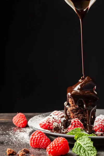 Közelkép Tányér Brownie Málna Menta Levelek Csokoládé Szirup Alá Jar Stock Kép