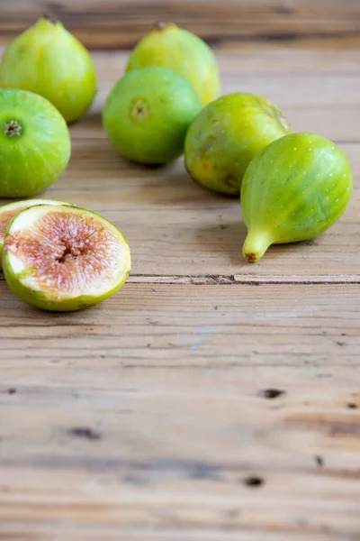 Draufsicht Auf Eine Gruppe Grüner Feigen Auf Holztisch Selektiver Fokus — Stockfoto