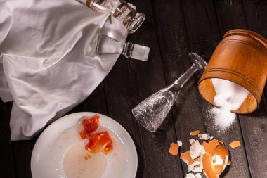 Önce ve sonra votka ve atıştırmalıklarla dolu mütevazı bir Rus şenlik masası. yumurta, domates, ekmek, tuz