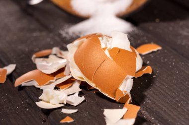 Önce ve sonra votka ve atıştırmalıklarla dolu mütevazı bir Rus şenlik masası. yumurta, domates, ekmek, tuz