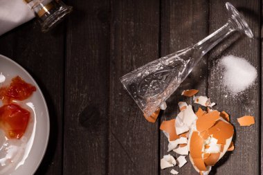 Önce ve sonra votka ve atıştırmalıklarla dolu mütevazı bir Rus şenlik masası. yumurta, domates, ekmek, tuz