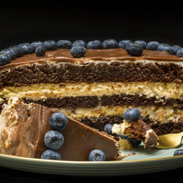 블루베리가 초콜릿 케이크 황금색 포크가 — 스톡 사진