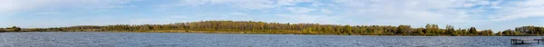 晴れた夏の日には 湖のパノラマ 湖の反対側に森 水の中に木製のポンツーン — ストック写真
