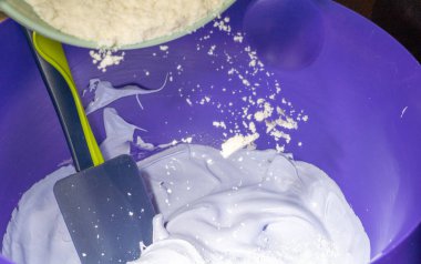 Leylak kremasına badem unu ekliyorum, yakın plan..