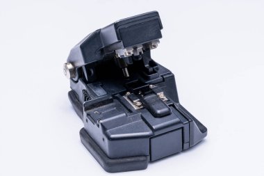 Sonraki birleştirme için optik fiber kesici, beyaz arkaplan üzerine yakın plan