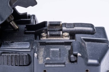 Sonraki birleştirme için optik fiber kesici, beyaz arkaplan üzerine yakın plan