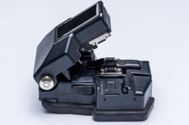 Sonraki birleştirme için optik fiber kesici, beyaz arkaplan üzerine yakın plan