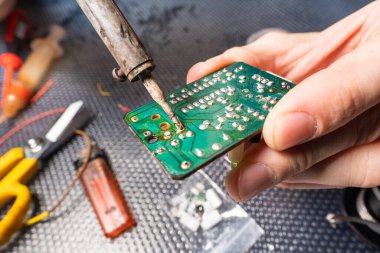 Lehim aleti, teneke ve lehim, mikrodevre telleri, yakın plan.