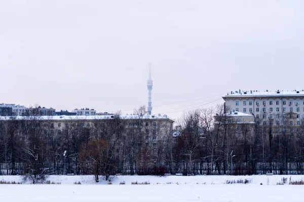 Inverno Moscou Ostankino Torre Tele Nas Nuvens Casas Antigas Lagoa — Fotografia de Stock