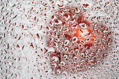 Camdaki kırmızı kalp, yağmur ve gözyaşları, üzgün sevgililer günü. makro çekim