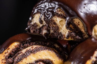 Çukulata kremalı haşhaşlı çörekler, yakın plan..