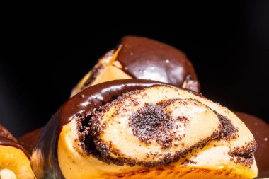 Çukulata kremalı haşhaşlı çörekler, yakın plan..