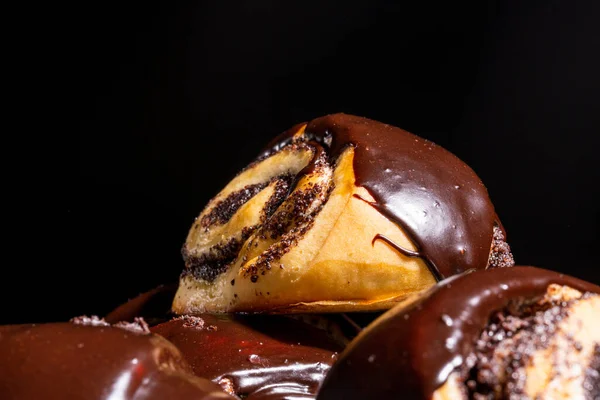 Gewalste Broodjes Met Maanzaad Bedekt Met Chocolade Glazuur Close — Stockfoto