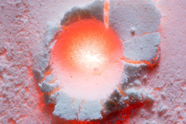 Karda soyut ateş, karda çatlaklar, un makrosu.