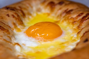 Ruddy ve taze kızarmış khachapuri, yumurtalı, yakın plan..
