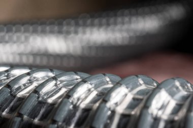 Soyut, gri, kıvrımlı boru yay şeklinde, yakın plan.