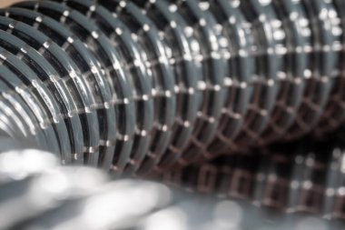 Soyut, gri, kıvrımlı boru yay şeklinde, yakın plan.