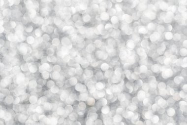 Gümüş bokeh. Parlak topların etkisi ve bulanıklığı. Odaklanamayan tatil ışıkları. Parıltı. Soyutlama.