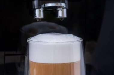 Kahve makinesi cappuccino yaptı, duble bardakta kahve