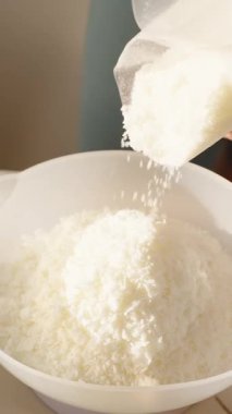 Dikey video. Soya Culası Gevreğinin Kapanışı Yavaş Çekimde, Ev Yapımı Mum Tasarımı Konseptinde Ölçüm Kasesine Dökülüyor