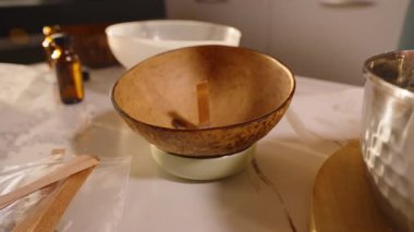 Tahta Wick 'li Hindistan cevizi kasesi Erimiş Balmumu' nun yanında hazır, Yavaş Hareket, Mum Ustası Hobisi