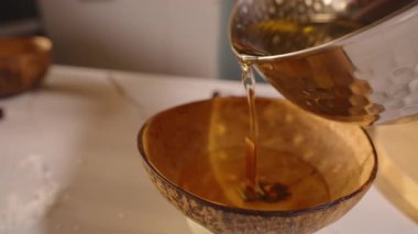 Erimiş Balmumunun Kapanışı Ahşap Wick Motion, Mum Ustası Hobisiyle Hindistan Cevizi Kasesine Dökülüyor