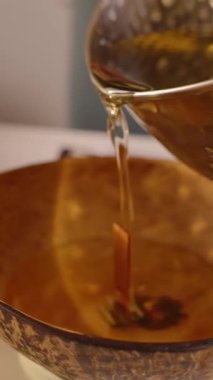 Dikey video. Erimiş Balmumunun Kapanışı Ahşap Wick Motion, Mum Ustası Hobisiyle Hindistan Cevizi Kasesine Dökülüyor