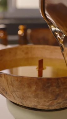 Dikey video. Erimiş Balmumu Akıntısı Ahşap Wick Motion, Ev Yapımı Mum Yapımı Hobi Konsepti