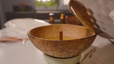 Erimiş Balmumu 'nun son damlaları Gümüş Saksıdan Hindistan cevizi kasesine düşüyor Yavaş Hareket, Mum Yapımı Hobisi