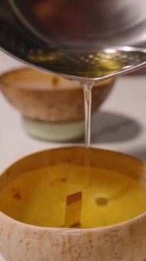 Dikey video. Boş Gümüş Ot Hindistancevizi Mum kavanozunun üzerinde Son Balmumu Damlaları Yavaş Düşüyor, Ev Yapımı El Yapımı El Yapımı El Yapımı El Yapımı Tasarımı Konsepti