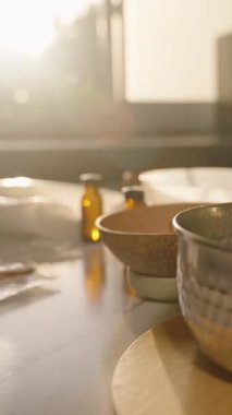 Dikey video. Dijital termometre, eritilmiş balmumuna batırılıp dökülme sıcaklığını kontrol etmek için, yakın çekim. Konsept Hassasiyeti