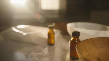 Termometreyi eritilmiş balmumunun içinde, arka planda, yan açıyla güneş ışığı parlayarak kapat. Sağlıklı Yaşam Sanatı Konsepti