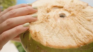 Su plastik konteynıra dökülürken yakın plan Hindistan cevizi açısı eğiliyor, Ayrıntılı Görünüm, Yavaş Hareket, Doğal Susuzluk Konsepti