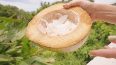 Yarısı Yeni Izgara Beyaz Et ile Dolu. Metal Cleaver ve Tahta Alet Açık Hava, Düşük Açı, Yavaş Hareket, Ada Pişirme Konsepti.