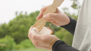 Yarım Deniz Kabuğundan Hindistancevizi Kazıyan Kişi Yeşil Arka plan, Kapalı, Sağlıklı Yeme Konsepti ile Açık Hava Parmaklarını Kullanıyor