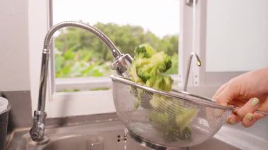 Brokoliyi Metal Süzgeçle El Fırlatma Süzgeci Arka planda Pencere Işığıyla Suyu Silkelemek İçin Yavaş Çekimde Lavabonun Üzerinde