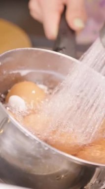 Dikey video. Yavaş Elle Yıkama Kahverengi Yumurtalar Metal Kasede Akan Suyun Altında Koparılmış Brokoli Gemide