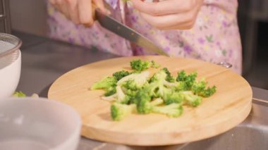 Mutfaktaki Yuvarlak Ahşap Kesme Kurulunda Brokoli Çiçeklerini Görünür Önlükle Yavaş Çekimde Kapat
