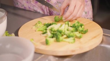 Mutfaktaki Ahşap Tahta Tahtadaki Çoklu Brokoli Parçalarını Kesen Yavaş Hareket Çerçevesinde Lavabo ve Önlük