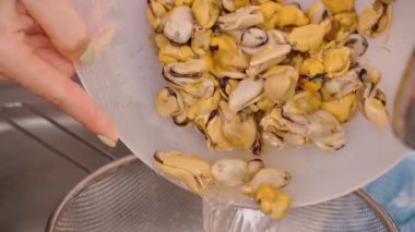 Lokantadan Metal Süzgece Midye Dökme Yavaş Harekete Hazırlama