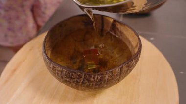 Sıcak Balmumu Geniş Akımı Doğal Hindistan Cevizi Kasesine, Mum Yaparken Wick Wick ile birlikte akıyor.