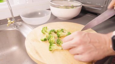 Tahta Kesme Tahtasında doğranmış Brokoli Bıçak Elde, Güneş Işığı Pencere, Göz Seviyesi, Yemek Hazırlama Konsepti