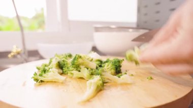 Yuvarlak Tahta Tahtadaki El Dilimleme Brokolisinin Kapanışı Pencere Doğal Işığı Sağlıklı Mutfak Konsepti