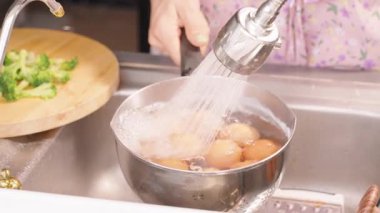 Metal kasede kaynamış yumurtaları, Sink 'te Brokoli Kesme Kuruluyla, Mutfak Sahnesi, Mutfak Sahnesi Konseptiyle Duruluyor