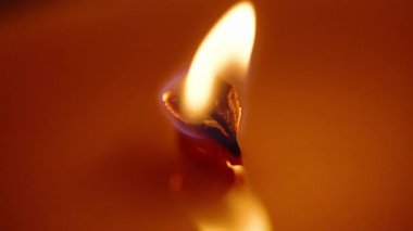 Yanan Mum Wick Orange Wax Surface, Macro Closeup, Aromaterapi Konsepti 'nde yavaşça kıvrılıyor.